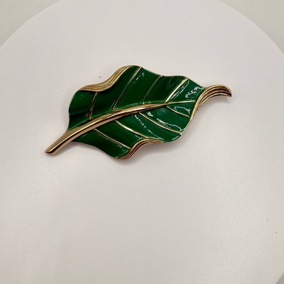 Vintage Crown Trifari Green Enamel Leaf
Brooch 1960s - Picture 1 of 4